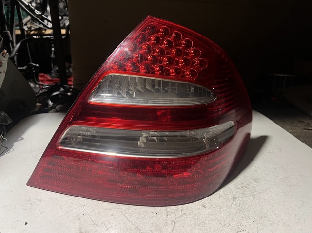 Ліхтар задній правий A2118200664 MERCEDES