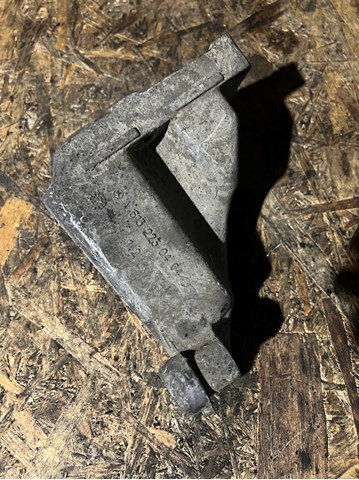 Кронштейн подушки (опори) двигуна, лівої A6132230404 MERCEDES