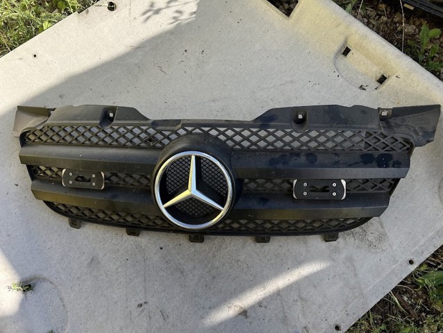 Решітка радіатора A9068800385 MERCEDES