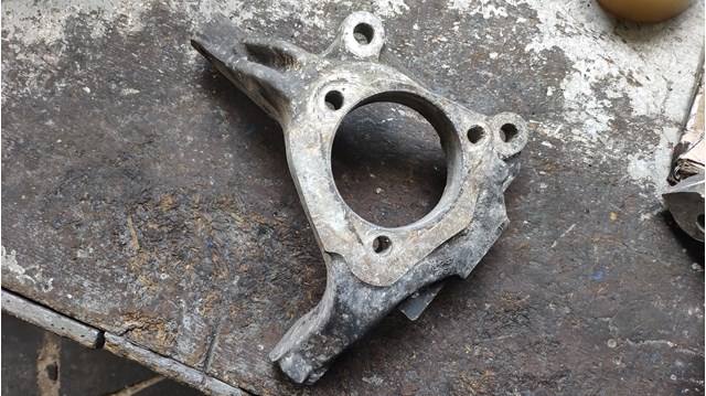 Цапфа поворотного кулака 13136697 OPEL