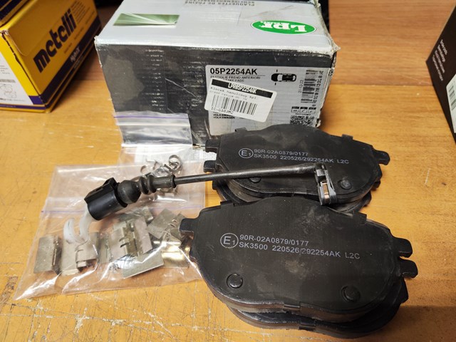 Передні гальмівні колодки 05P2254AK LPR