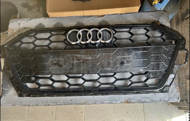 Захисна решітка радіатора 8W0853651EB VAG