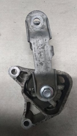 Подушка (опора) двигуна, права верхня A2462400809 MERCEDES