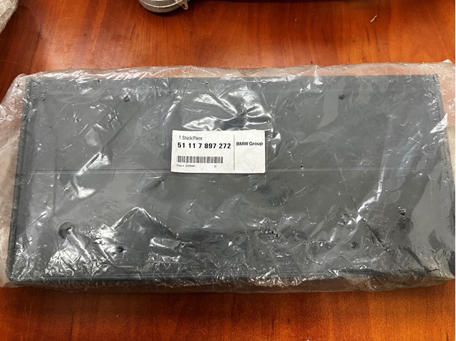 Кріплення переднього номера автомобіля 51117897272 BMW