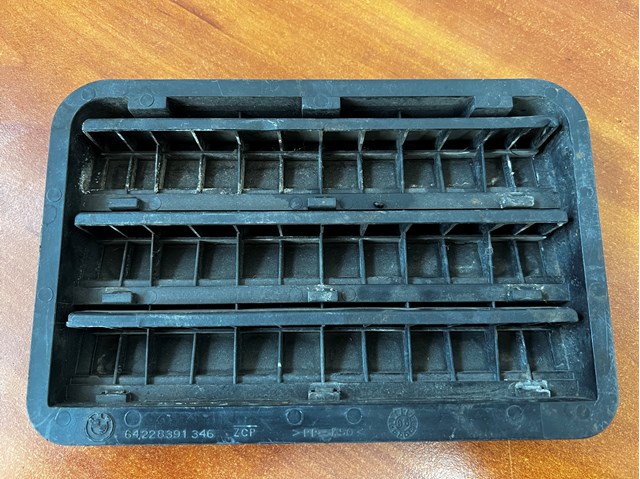 Решітка вентиляційна задня 64228391346 BMW
