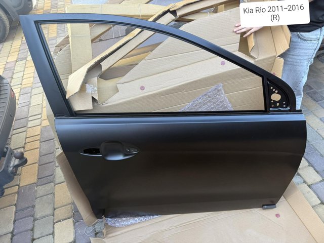Дверка передня права KIA Rio 3