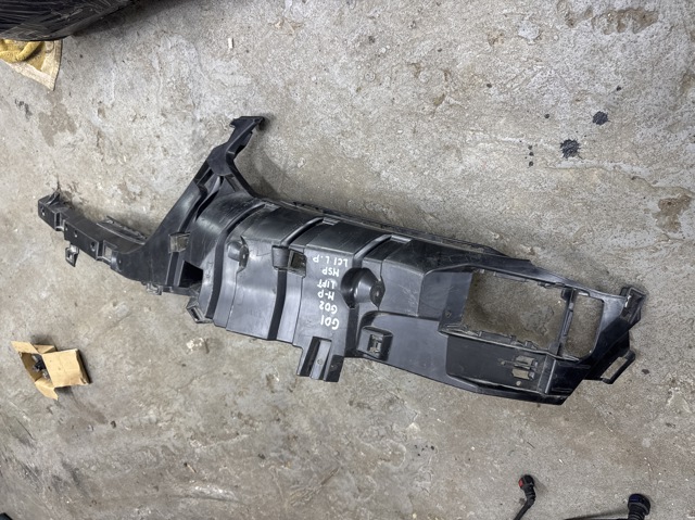Кронштейн бампера переднього, лівий 8081895 BMW