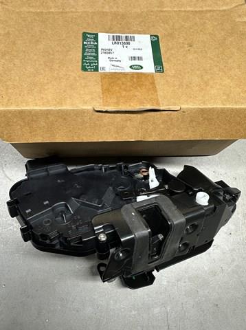 Замок задньої дверї, правої LR013890 LAND ROVER
