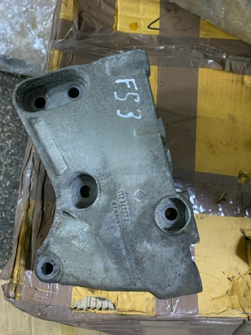 Кронштейн подушки (опори) двигуна, правої 112317173R RENAULT