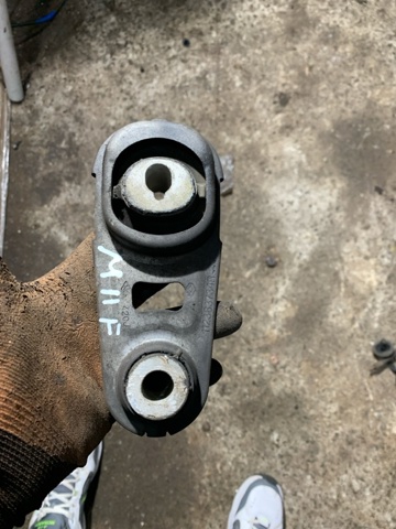 Задня подушка двигуна 112383734R NISSAN