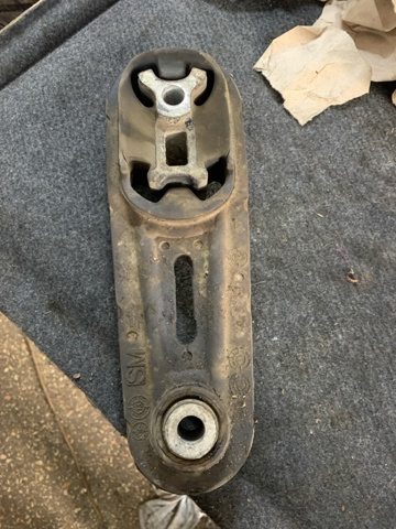 Опора двигуна задня 113601KA1A NISSAN