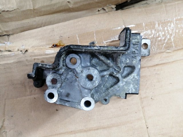 Кронштейн натягувача приводного ременя 13156AA062 SUBARU