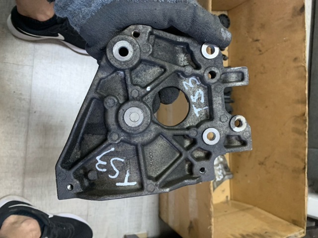 Кронштейн компресора кондиціонера 1685849 FORD