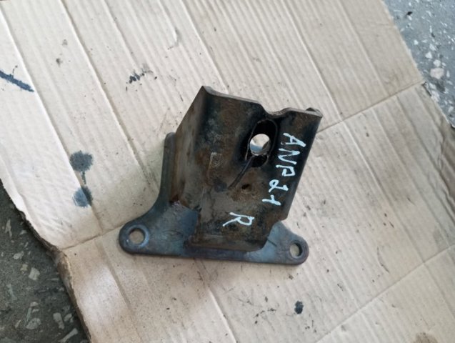 Кронштейн подушки (опори) двигуна, правої 216124A100 HYUNDAI