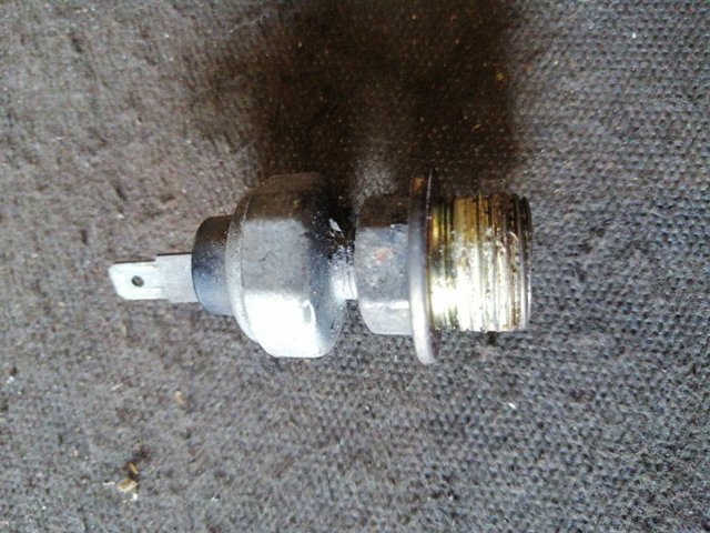 Датчик тиску масла двигуна Субару Імпреза II