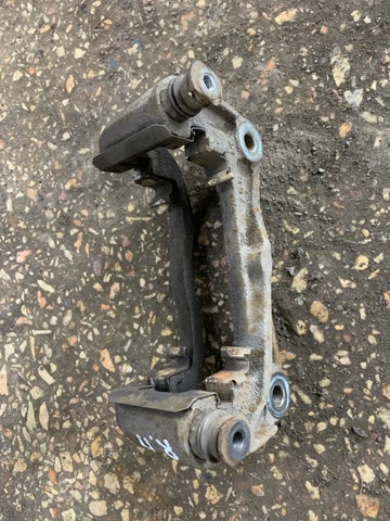Скоба гальмівного супорта переднього 26225AG100 SUBARU