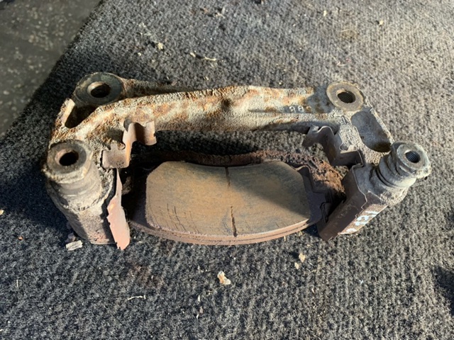 Кронштейн гальмівного супорта 26225FE010 SUBARU