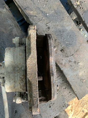 Скоба супорта переднього 26225SC020 SUBARU