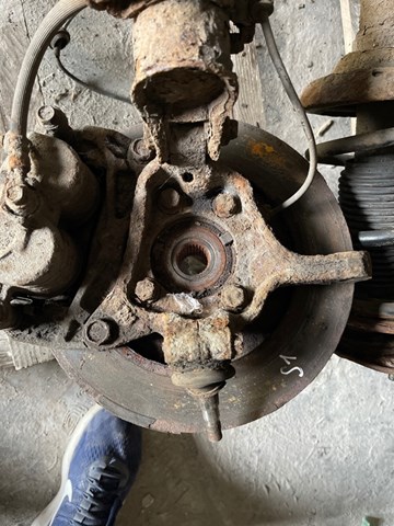 Цапфа поворотна ліва 28313AG010 SUBARU