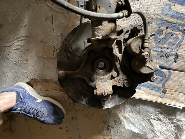 Кулак поворотний передній правий 28313AG020 SUBARU
