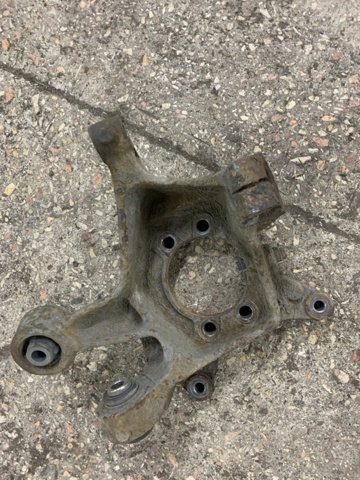 Цапфа поворотна права 28411SG000 SUBARU