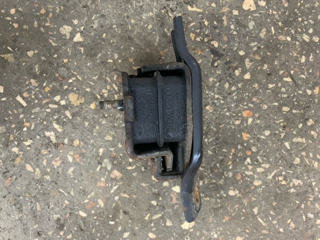 Подушка (опора) двигуна лів./прав. 41022FE050 SUBARU