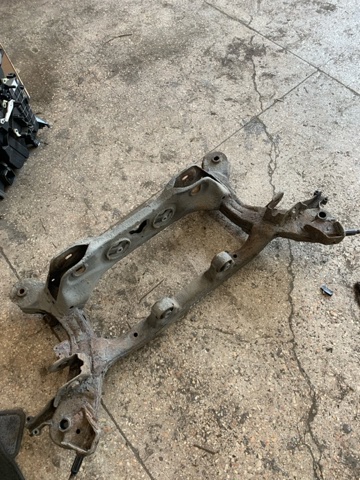 Балка задньої підвіски поперечна 554002P050 HYUNDAI
