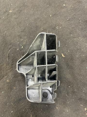 Кронштейн бампера заднього, правий 57707SG060 SUBARU