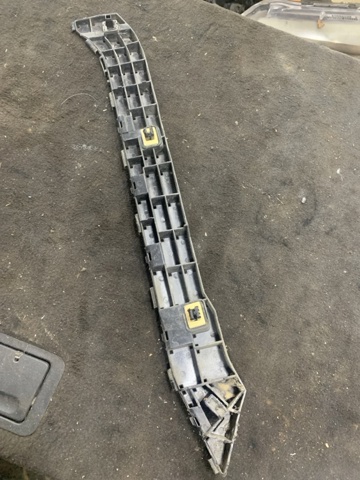 Кронштейн бампера заднього, зовнішній правий 57707SG080 SUBARU