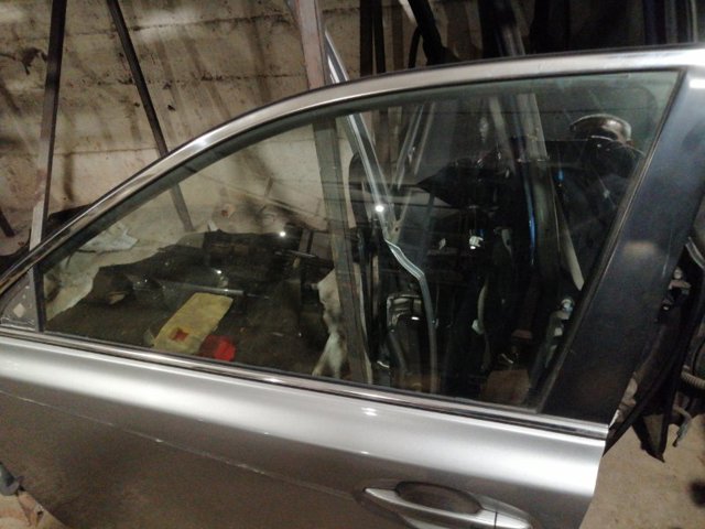 Скло передніх дверей, правих 61011AJ000 SUBARU