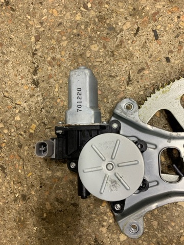 Мотор склопідйомника дверей передніх, правих 61188AG000 SUBARU