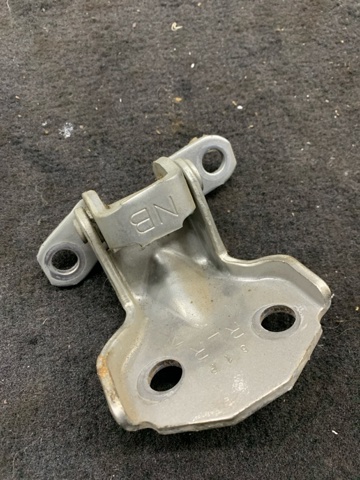 Петля заднтої двері, правої 61520FA020 SUBARU