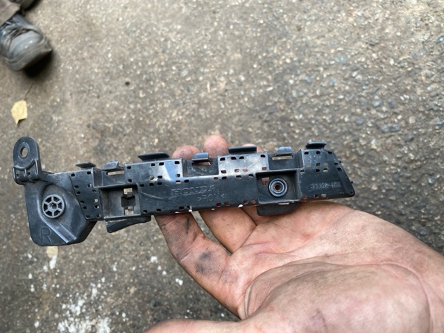 Кронштейн бампера переднього, зовнішній правий 71193T0AA01 HONDA