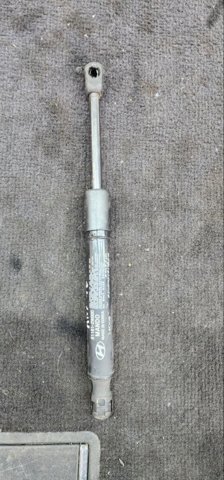 Амортизатор під капот Hyundai Santa Fe 3