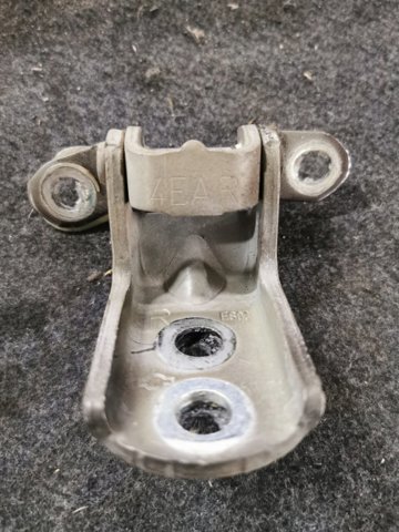 Петля передніх дверей права 824204EA0A NISSAN