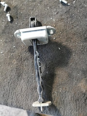 Обмежувач відкриття дверей, задній 824301KA0A NISSAN
