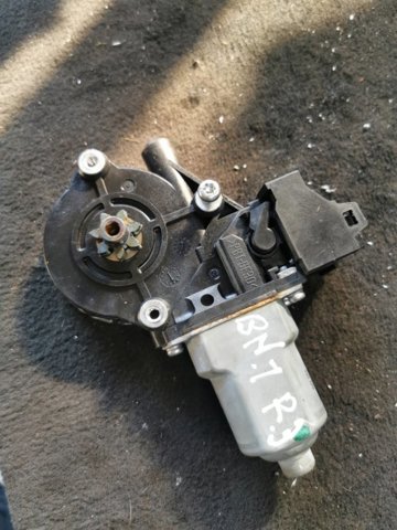 Моторчик склопідйомника двері задніх, правих 82731CV01B NISSAN