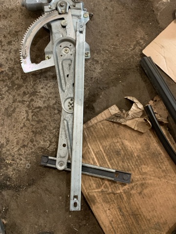 Склопідйомник задніх правих дверей 834043E000 HYUNDAI