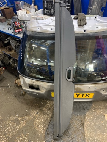Шторка двері багажного відсіку 857323E010WK HYUNDAI