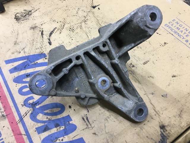 Кріплення подушки коробки передач 8K0399115R VAG