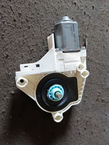 Моторчик склопідйомника двері задніх, правих 8K0959812A VAG