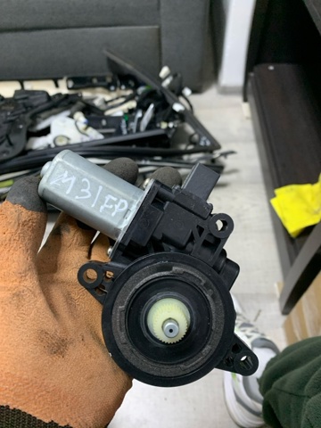 Мотор склопідйомника дверей передніх, правих D6515858XB MAZDA