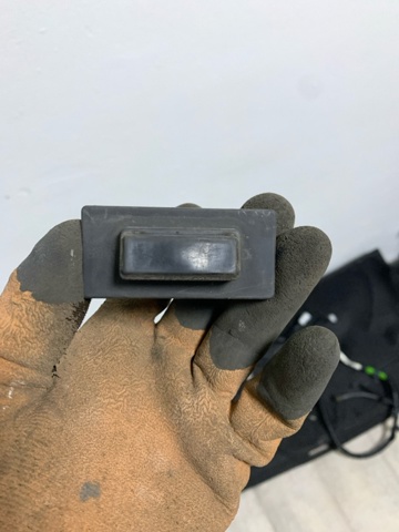 Кнопка приводу замка задньої 3/5 двері (ляди) GHK1568D0 MAZDA