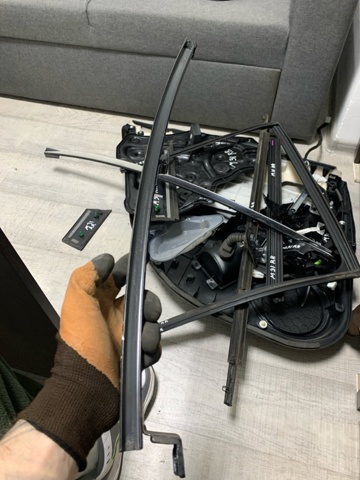 Направляюча скла рамки двері, заднього права GHK172602B MAZDA