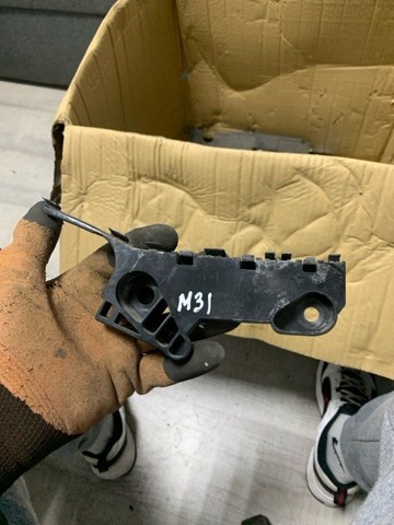 Кронштейн бампера заднього, зовнішній правий GHP9500T1B MAZDA