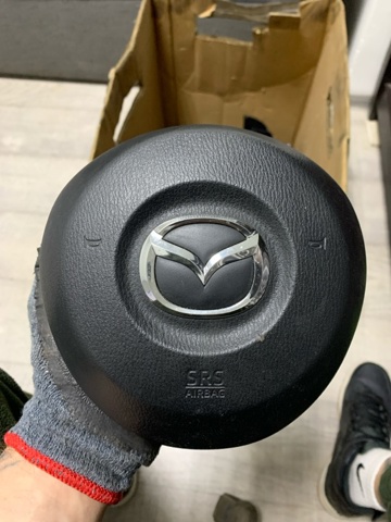 Подушка в кермі GHP957K00A MAZDA