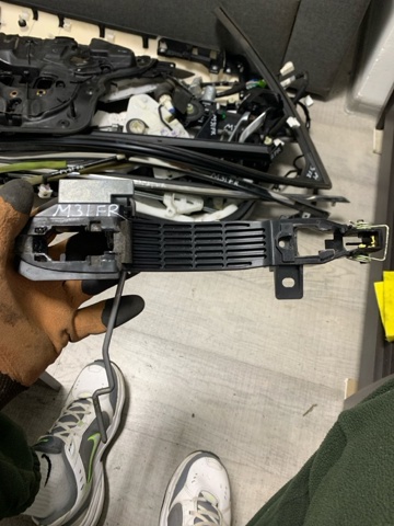 Тримач зовнішньої ручки дверей, передньої правої GHP95842XD MAZDA