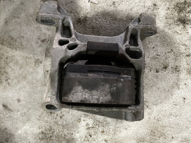 Права подушка двигуна KD6239060A MAZDA