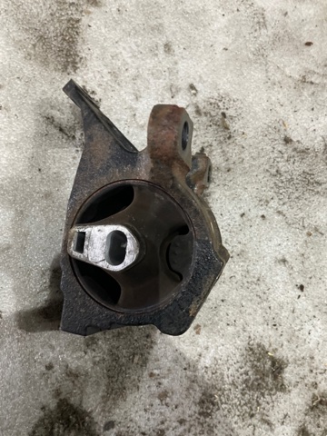 Подушка (опора) двигуна, ліва KD6239070C MAZDA