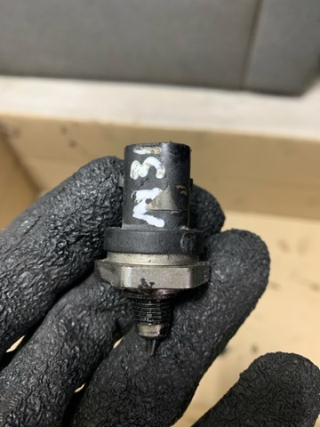 Датчик тиску масла двигуна PY8V18541B MAZDA
